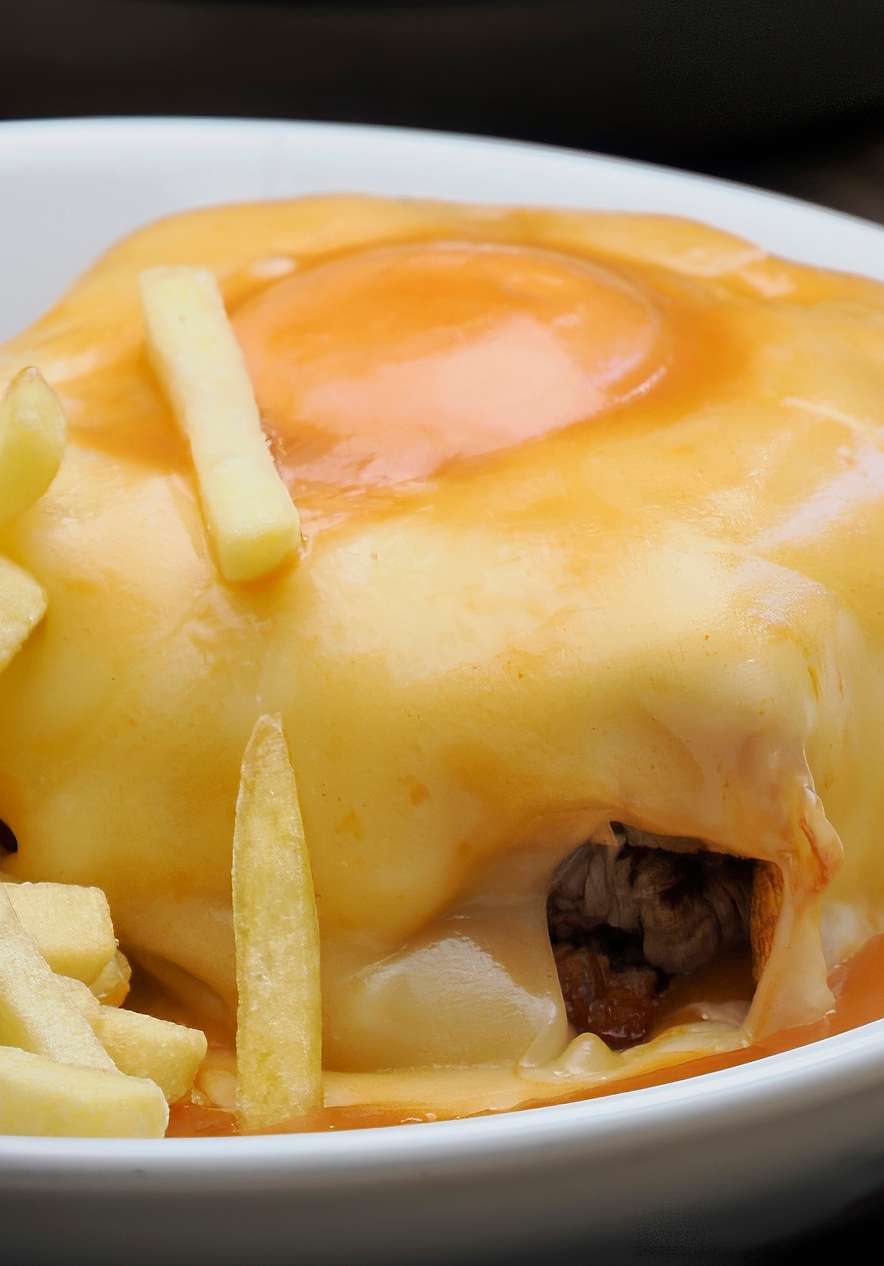 La Francesinha es un plato típico de Oporto con carnes, chorizo, queso y una salsa especial