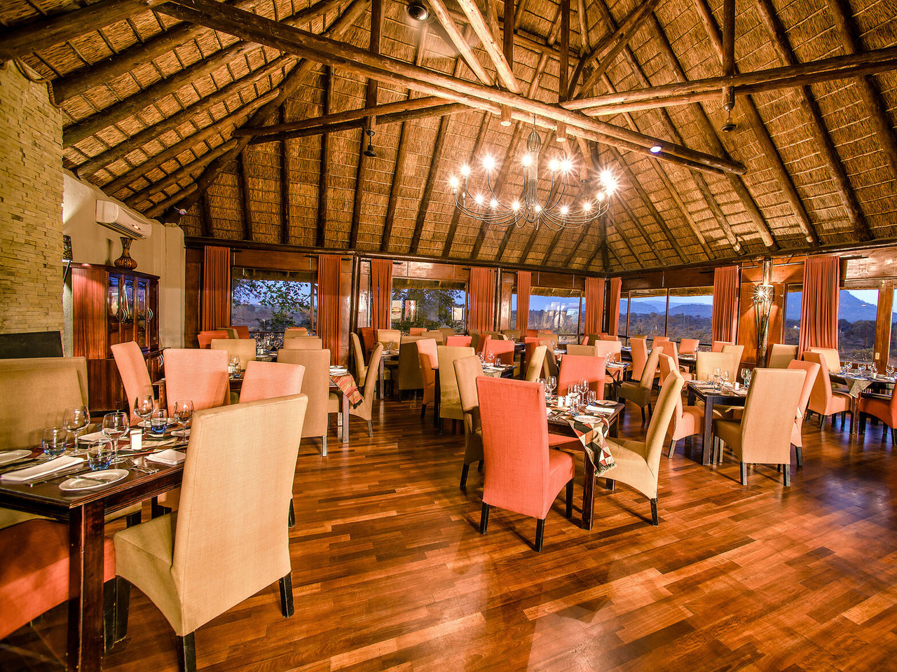 Le restaurant Buhlebethu, de l'hôtel 4 étoiles au Kruger Park, a des tables et déco africaine