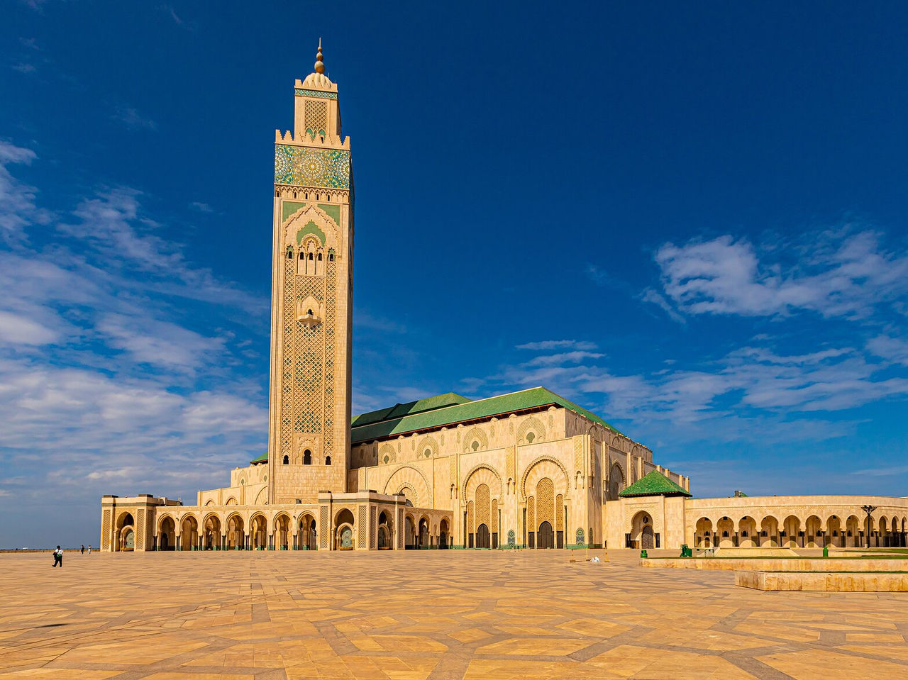 Mosquée Hassan II au centre-ville, pendant la journée avec des toits verts