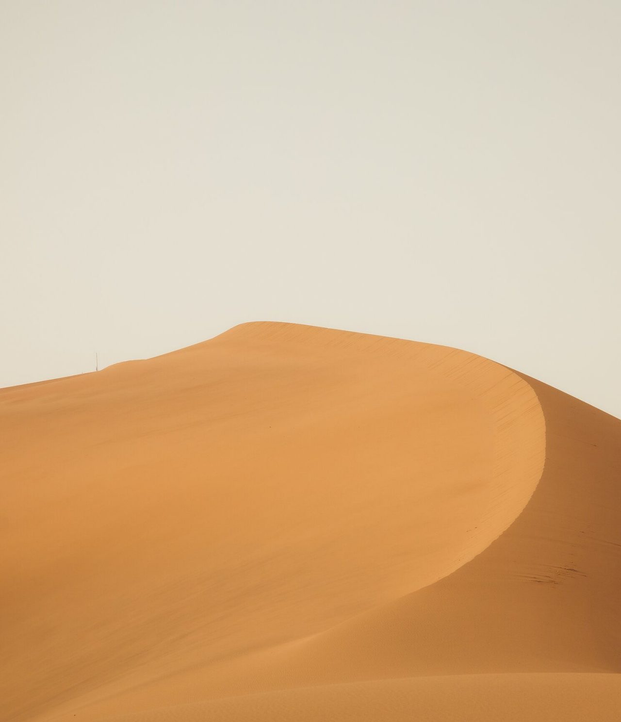 Grande dune de sable dans le désert près de Marrakech sous un ciel nuageux