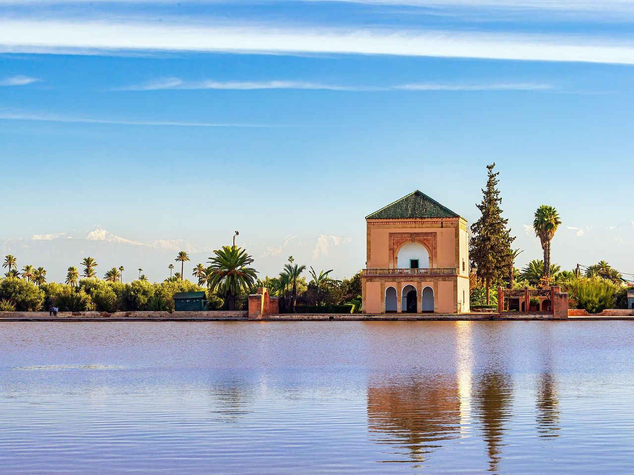Visitez les Jardins de la Menara à Marrakech et émerveillez-vous devant le lac et le pavillon en pleine nature