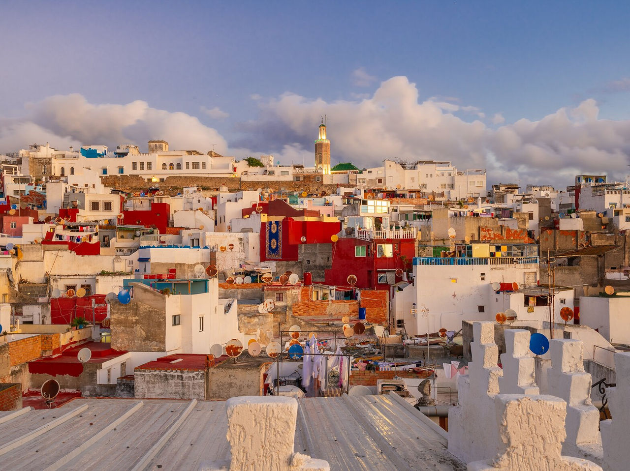 Vue sur Tanger, avec plusieurs bâtiments de différentes couleurs, avec des antennes de télévision sur le toit de chacun