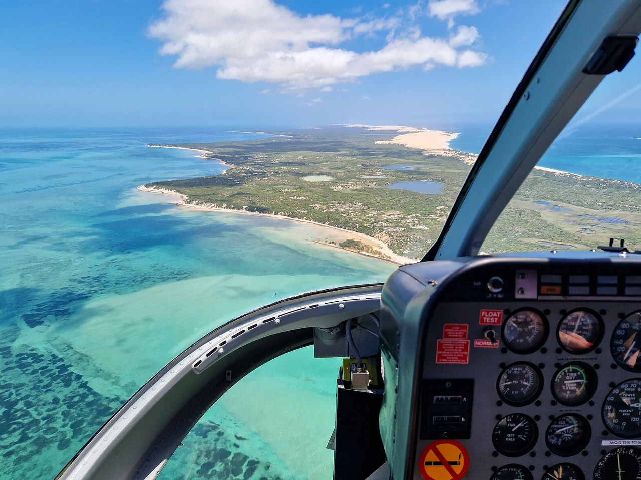 Vue aérienne depuis un hélicoptère de l'île tropicale de Bazaruto, avec une lagune turquoise et des plages de sable blanc