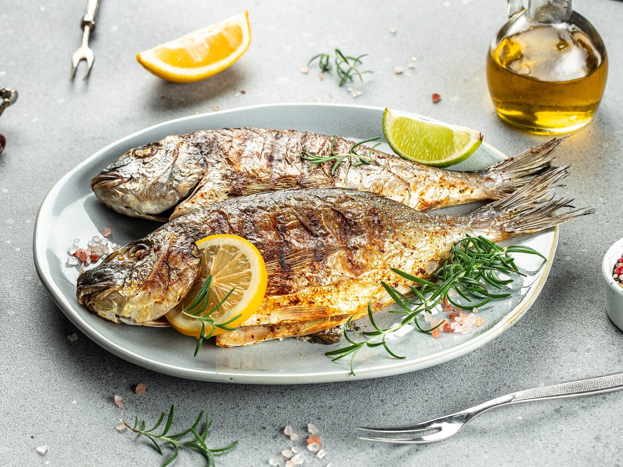 Plat régional traditionnel, deux poissons parfaitement grillés, assaisonnés d'herbes fraîches et de citron