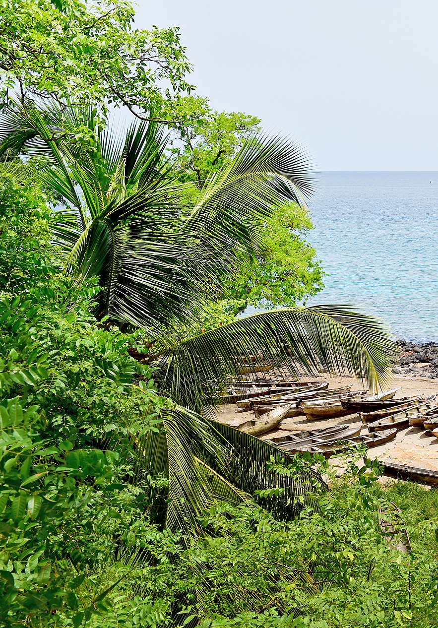 Lagoa Azul à São Tomé, un paradis caché où les eaux cristallines et la tranquillité invitent à la détente