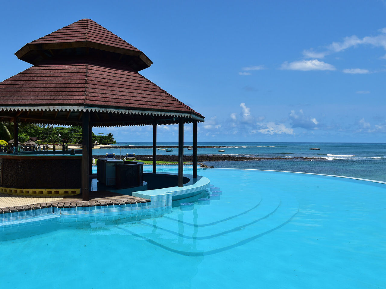 Le bar Piscina, de l'hôtel à Ilhéu das Rolas, São Tomé, est dans la piscine avec vue sur la mer