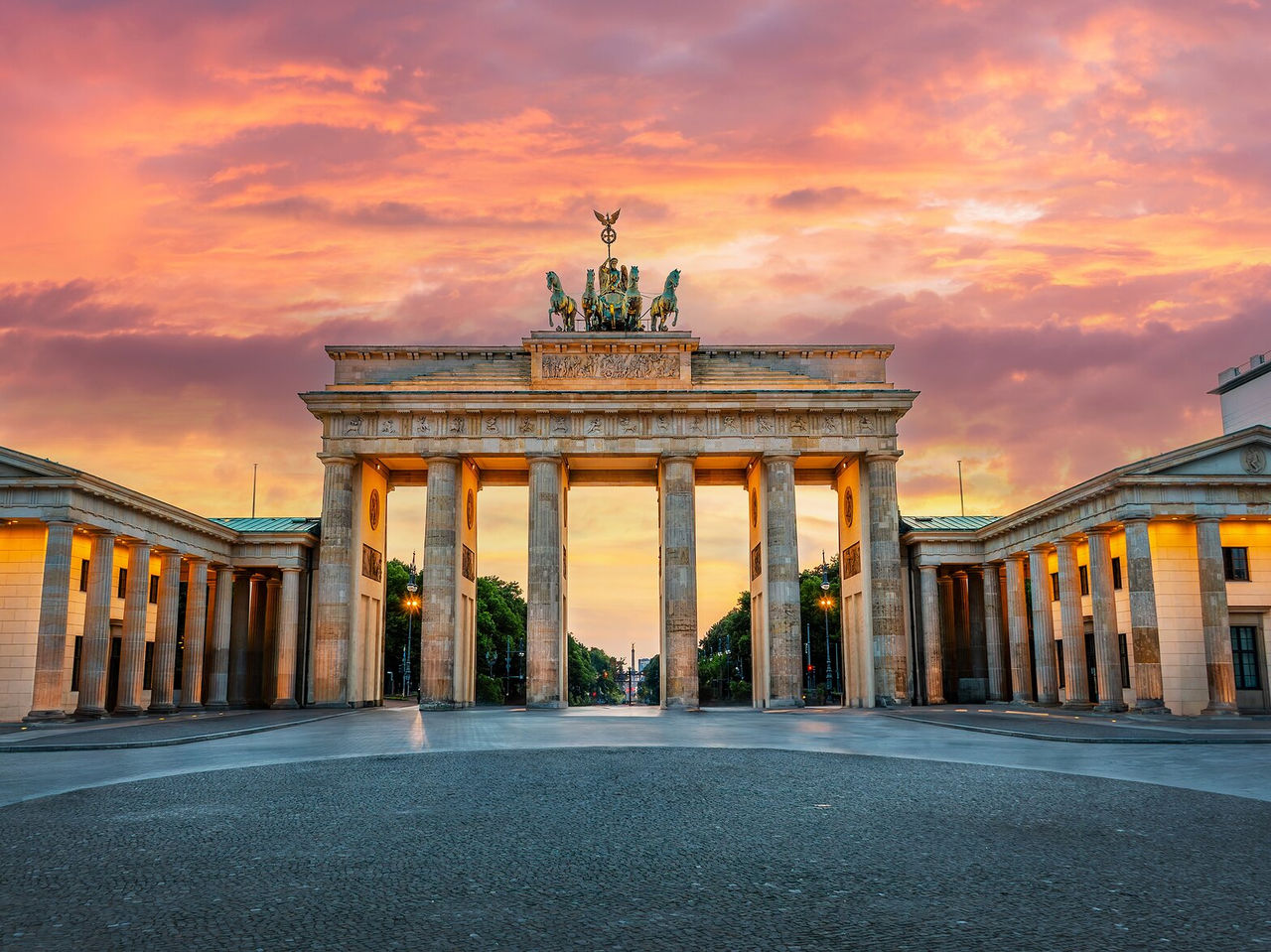 Vue emblématique de la Porte de Brandebourg à Berlin, Allemagne, illuminée par le coucher du soleil