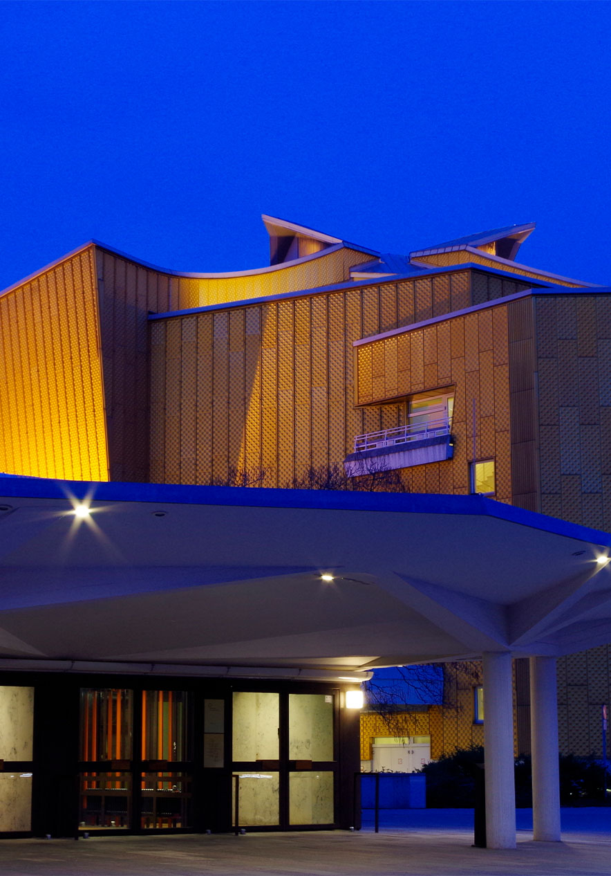 Vue extérieure de nuit de l'orchestre philharmonique de Berlin