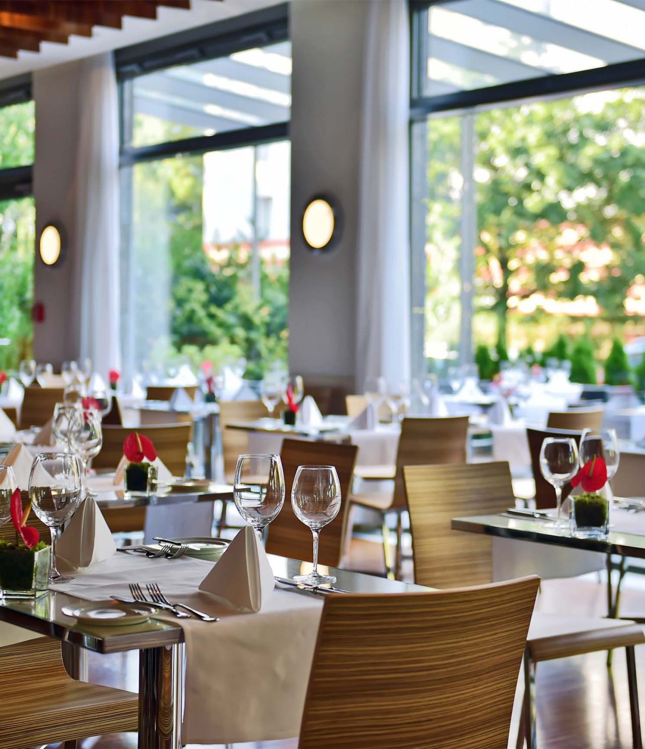 Le restaurant Atlantis de l’hôtel 4 étoiles à Berlin a une décoration épurée et sophistiquée