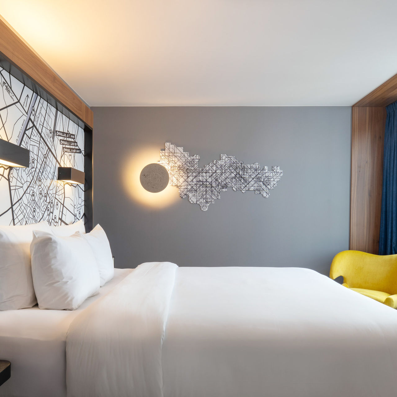 Lit double avec des draps blancs dans une chambre du Pestana Brussels Schuman, un hôtel à Bruxelles, en Belgique