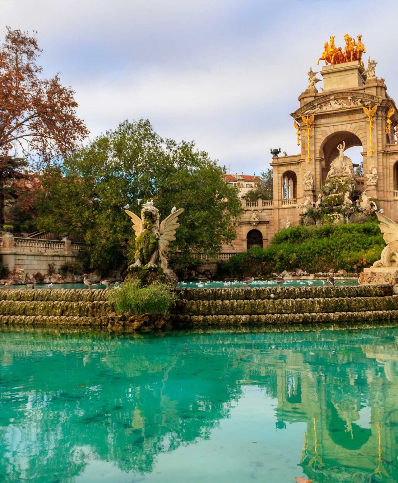 L'imposante cascade Monumentale du Parc de la Ciutadella, Barcelone, avec ses sculptures dorées et son eau cristalline