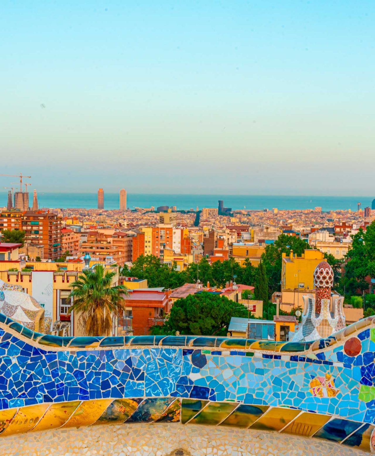 Vue panoramique sur la ville de Barcelone, depuis le parc Güell avec ses constructions emblématiques de Gaudí