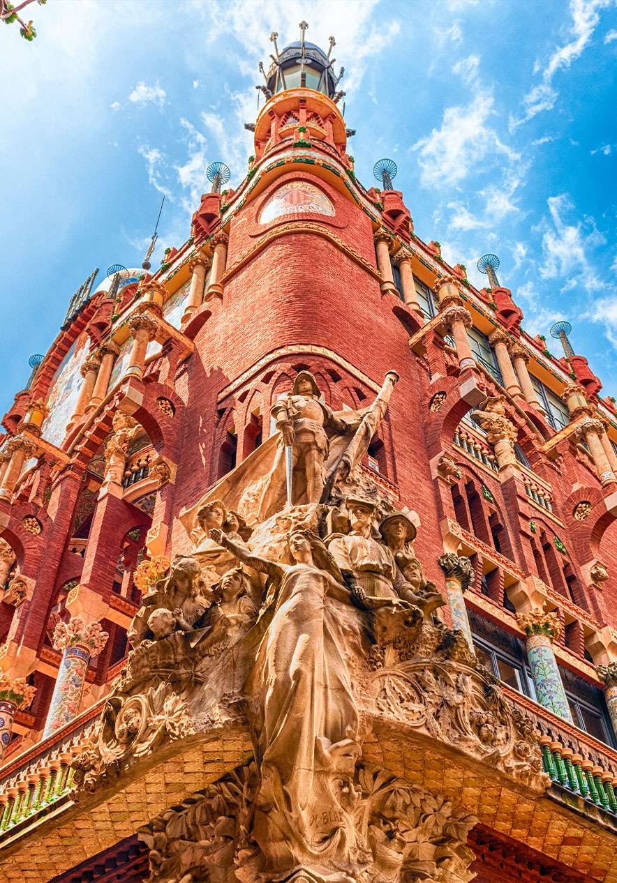 Le Palau de la Música Catalana à Barcelone est un bijou architectural avec une façade ornée et de magnifiques vitraux