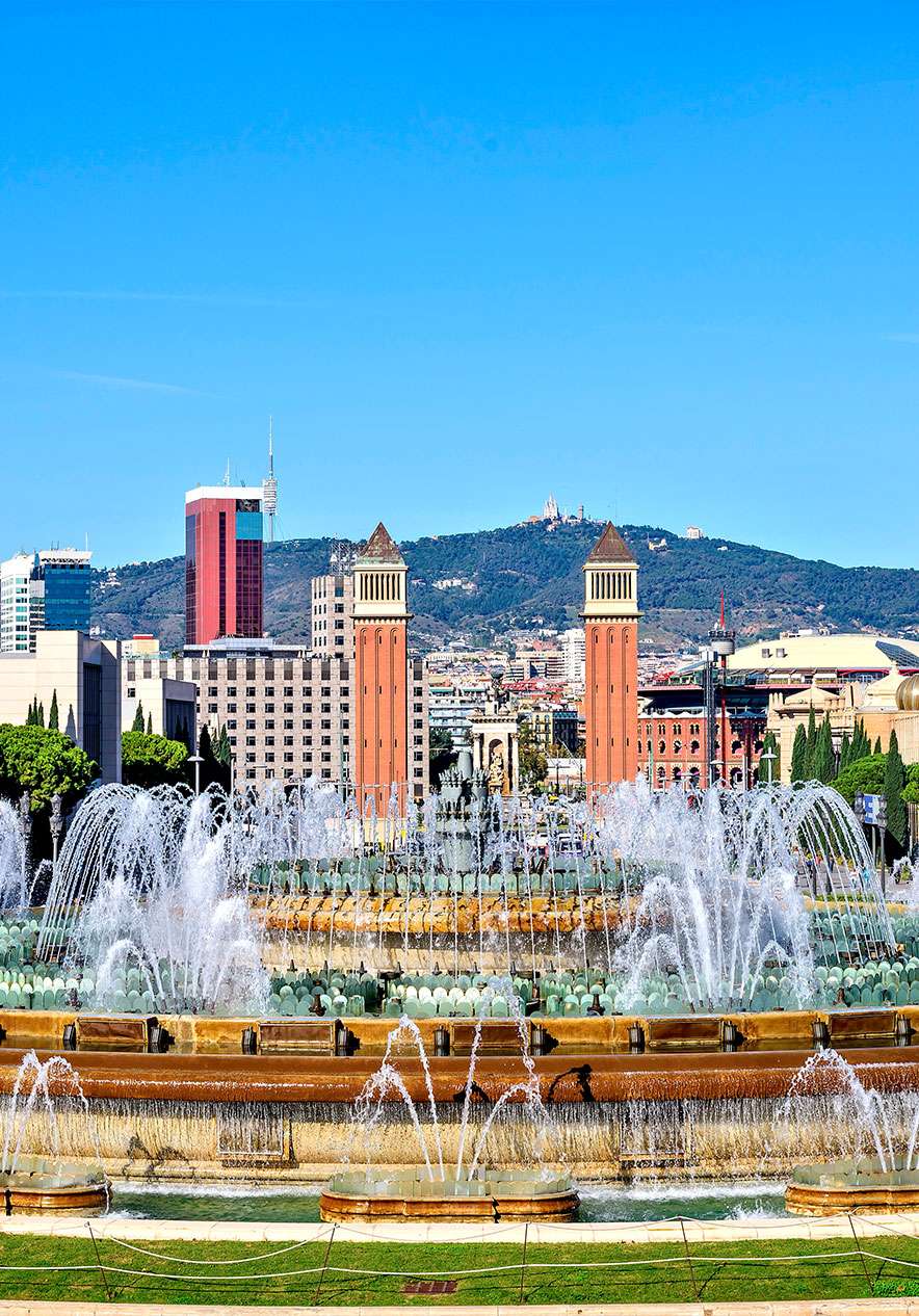 La fontaine magique de Barcelone éblouit avec ses jets d'eau illuminés et des chorégraphies de lumières