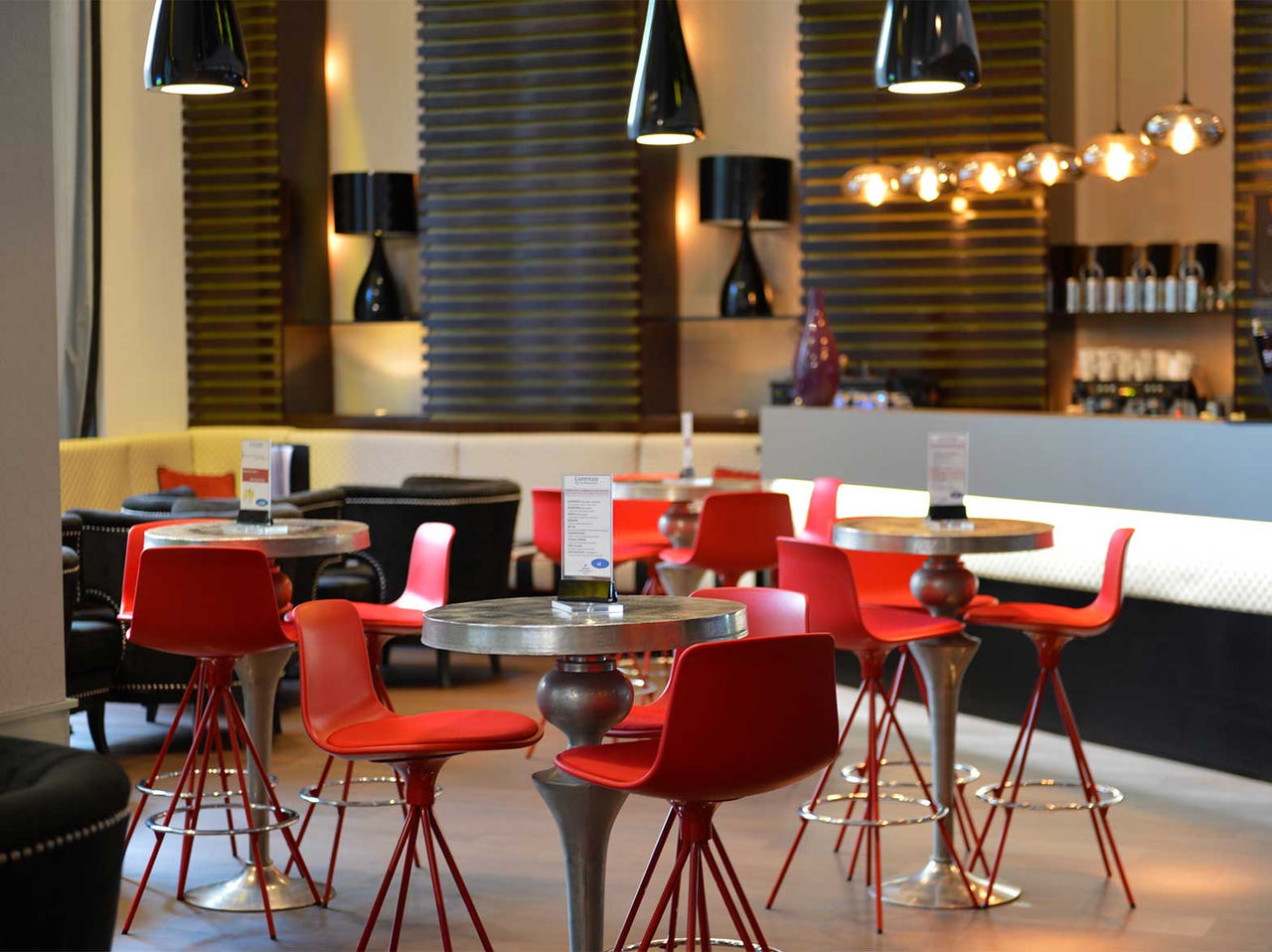 Le bar Lobby de l’hôtel à Barcelone est un espace accueillant avec plusieurs tables pour déguster des boissons et des snacks