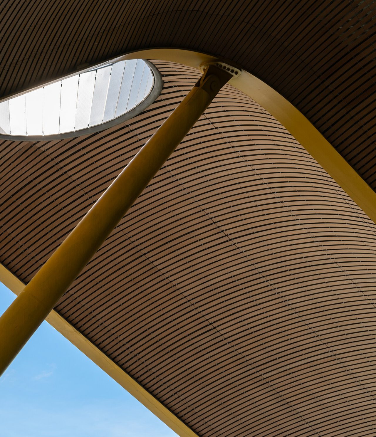 Construction moderne de l'aéroport de Madrid, Adolfo Suárez Madrid–Barajas, près du centre-ville