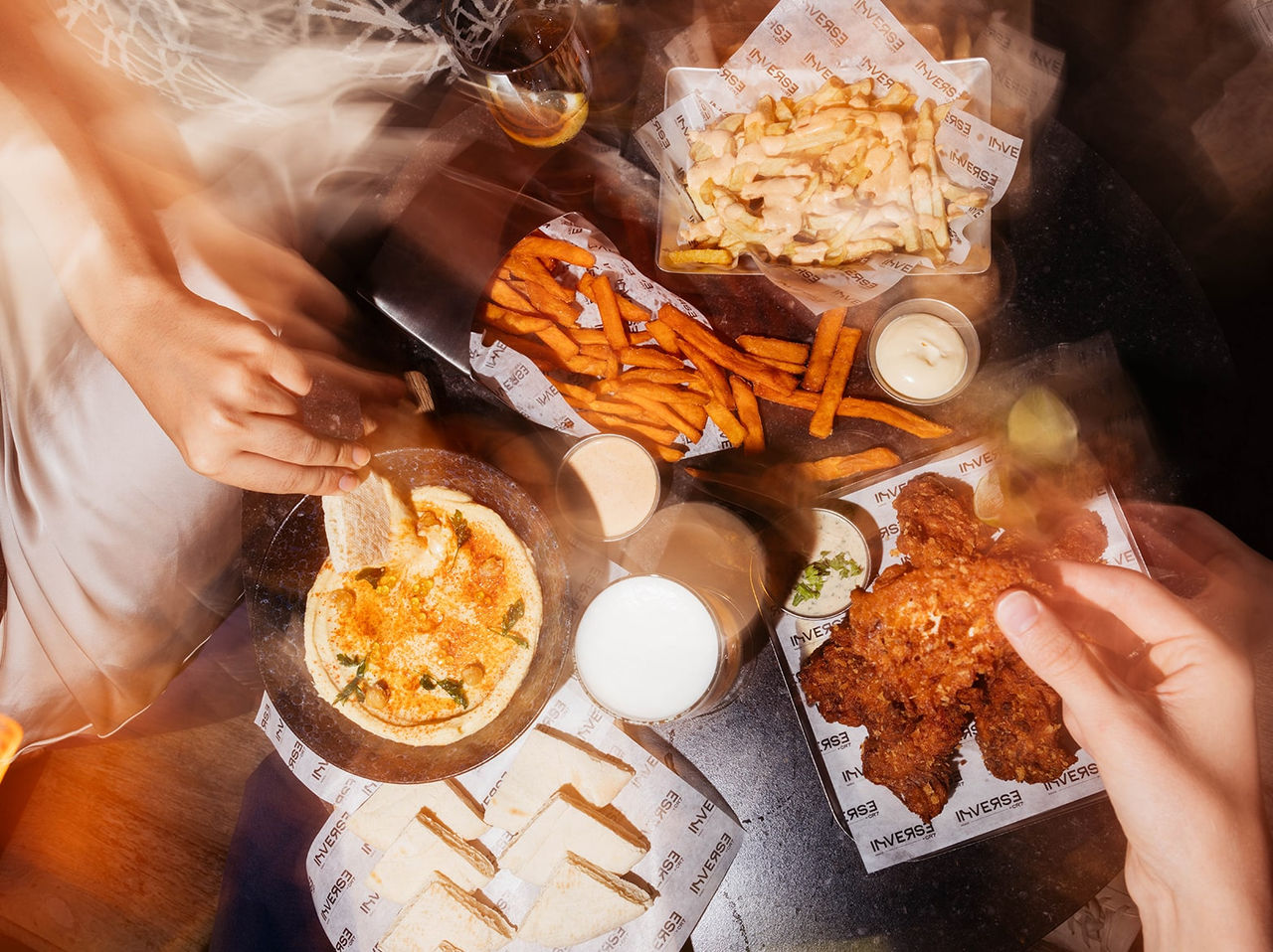 Le restaurant Inverse CR7, de l'hôtel au centre de Madrid, en Espagne, propose une table avec des amuse-gueules variés.