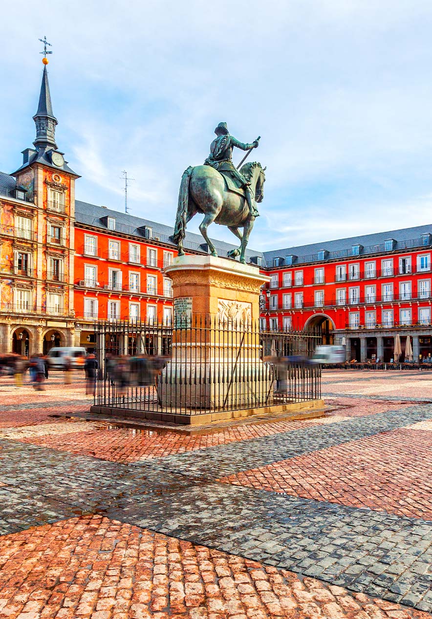 Plaza Mayor à Madrid, construite au XVIIe siècle, entourée de bâtiments baroques et d'arcades