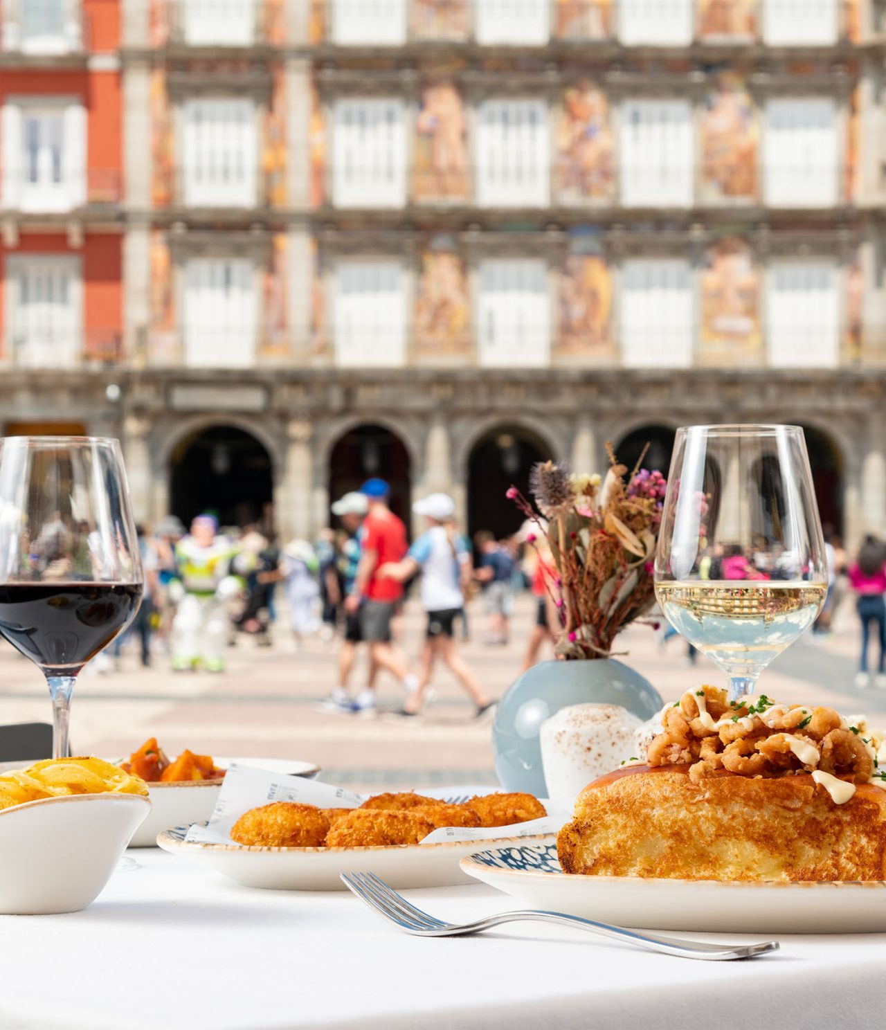 Le restaurant Café de La Plaza, de l'hôtel au centre historique de Madrid, sert des repas en terrasse, Plaza Mayor