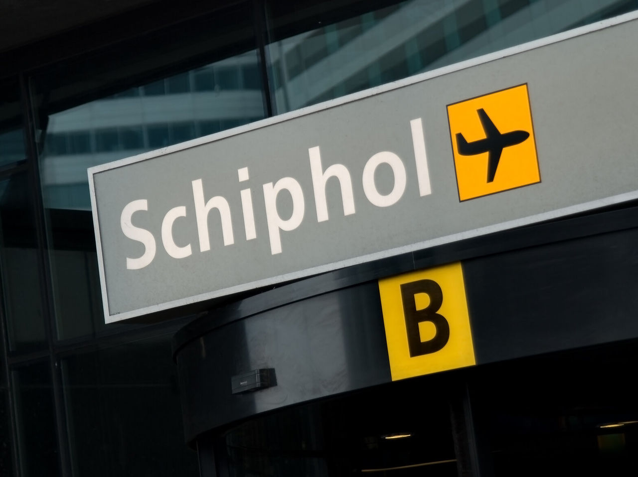Panneau gris avec lettres blanches indiquant le Terminal B à l'aéroport de Schiphol à Amsterdam, Pays-Bas