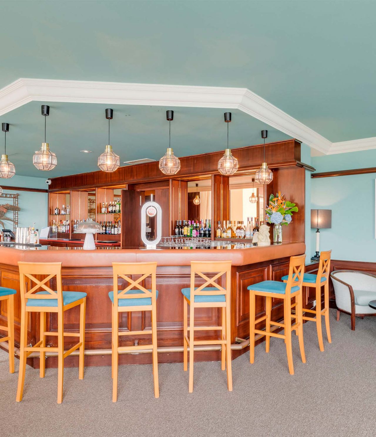 Le bar Aqqua de l’hôtel 4 étoiles aux Açores a un comptoir en bois avec des chaises pour commander une boisson