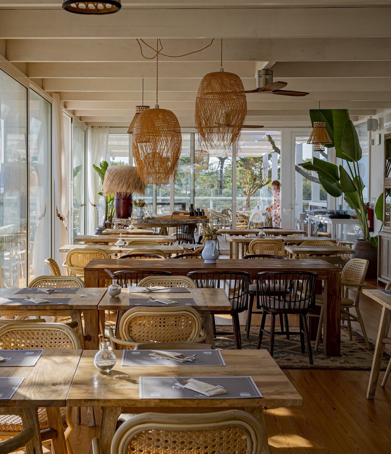 Le restaurant Moana Beach Club, de l'Éco Resort à 10 min de la plage de Comporta, est bien décoré et lumineux