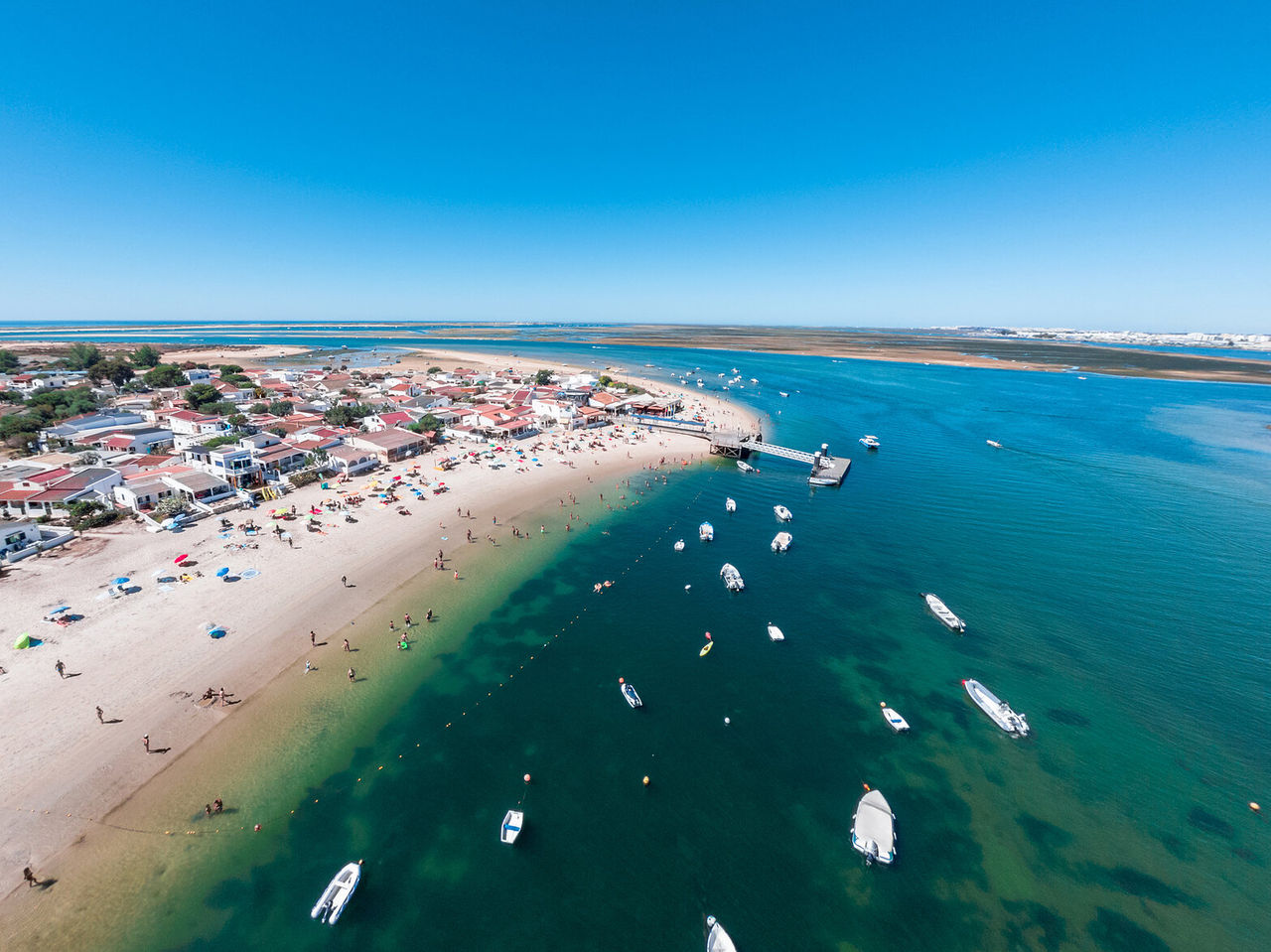 Vue aérienne paradisiaque de l'île d'Armona, Algarve, avec des eaux cristallines et des bateaux dans la Ria Formosa