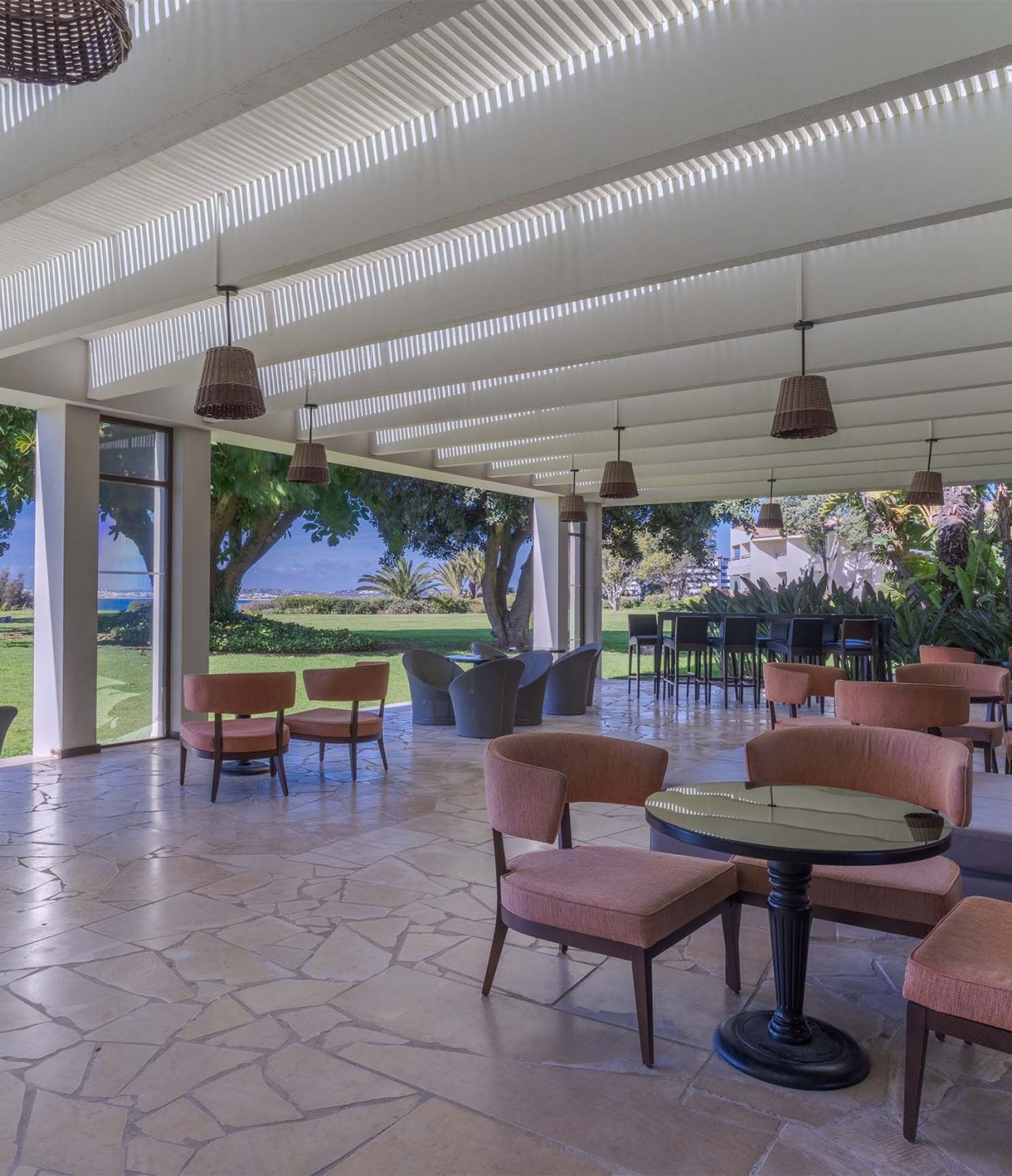 Le bar D Henrique de l’hôtel 5 étoiles en Algarve a plusieurs tables en terrasse avec vue sur le jardin et la mer