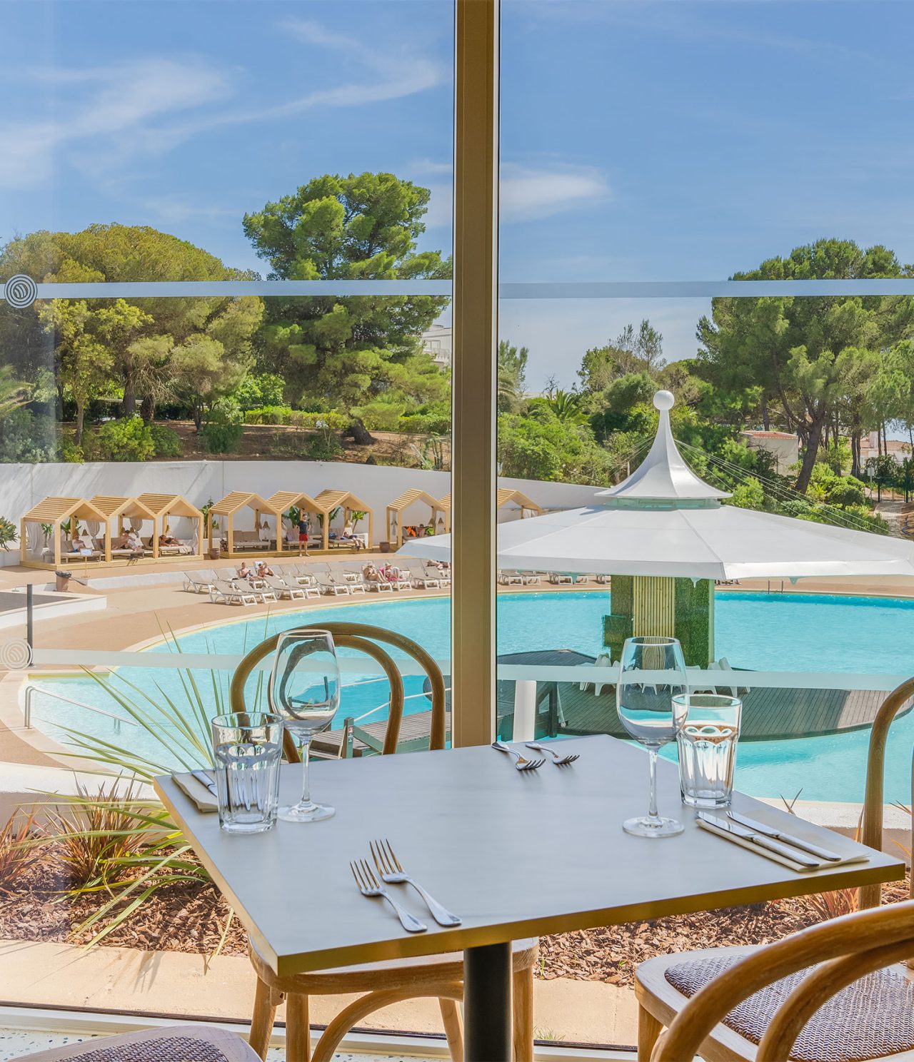 Le restaurant Luigi de l’hôtel tout inclus en Algarve a une table avec vue sur la piscine