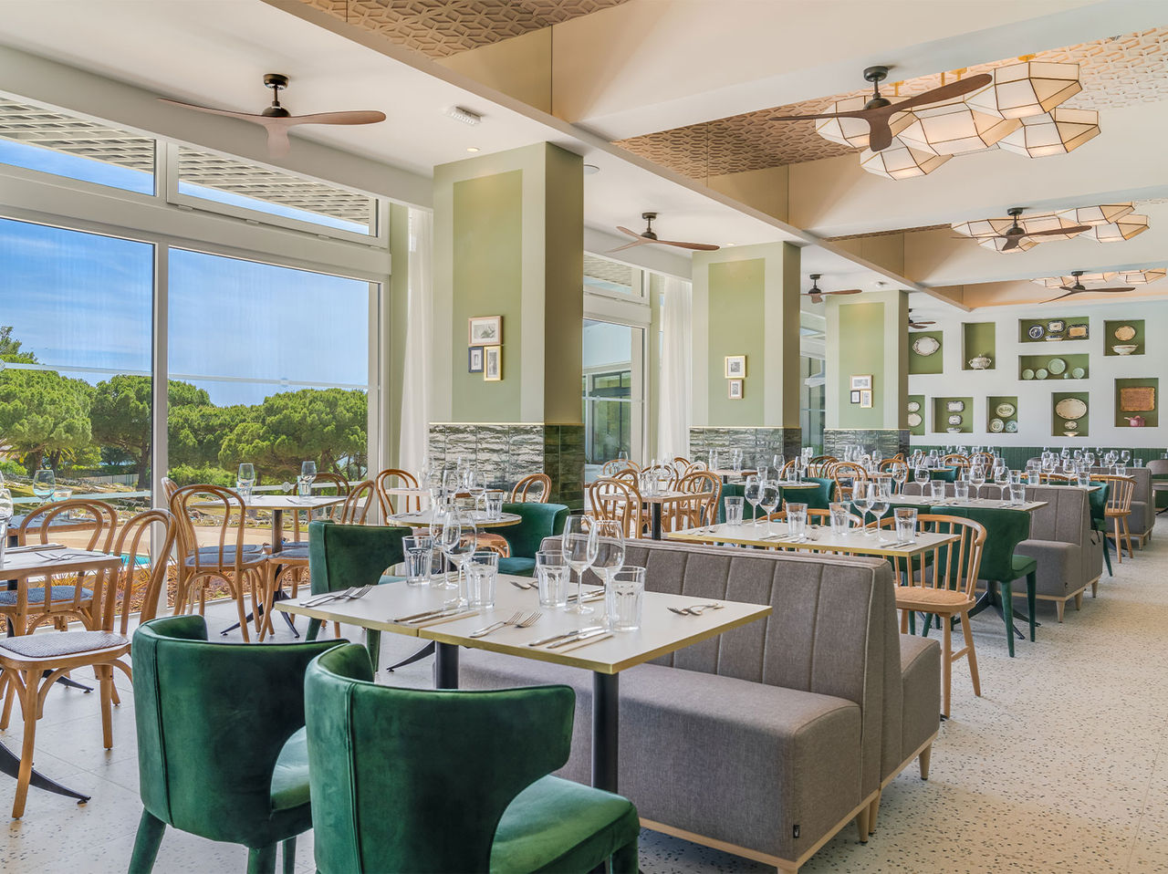 Le restaurant Luigi de l’hôtel tout inclus en Algarve a des tables avec des canapés et des chaises confortables