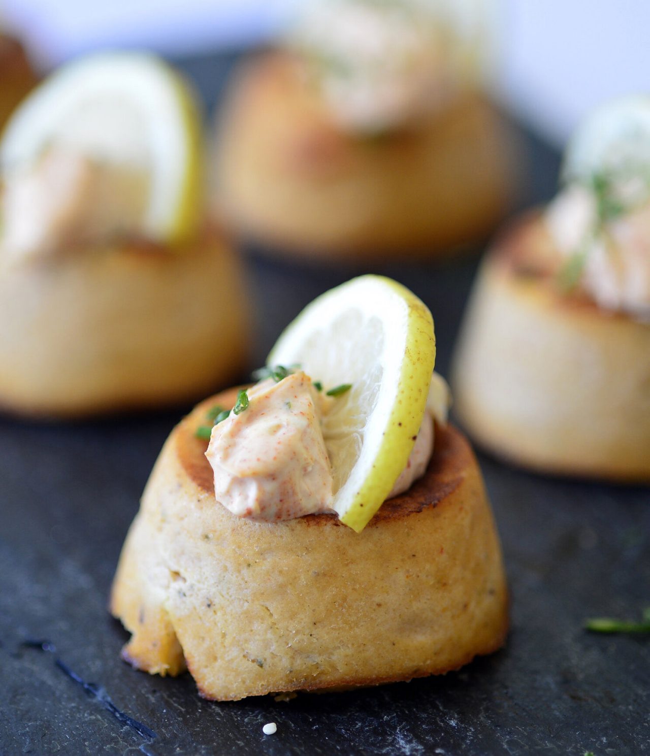 Le restaurant Fairway, de l'hôtel 4 étoiles familial en Algarve, sert snacks avec sauce et citron