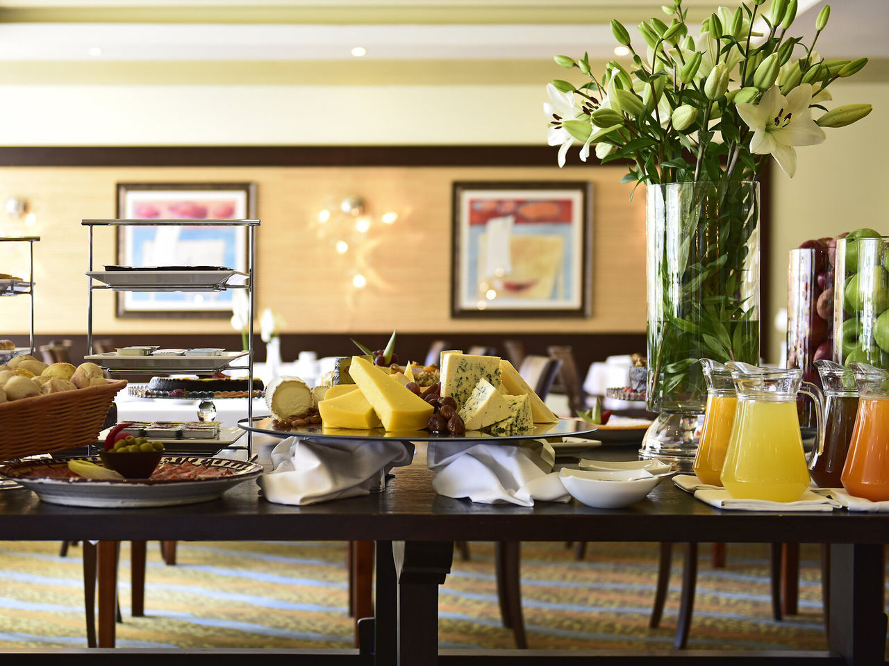 Le restaurant Valhalla, de l'Hôtel 4 Étoiles à Alvor, offre charcuterie, pain, œufs et jus variés