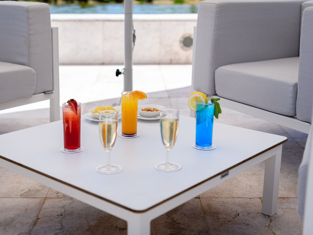 Le Bar Piscine, de l'Hôtel 5 Étoiles à Vilamoura, propose cocktails fruités et champagne