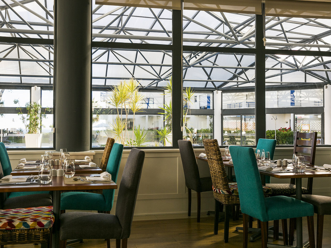 Le restaurant Oceano de l’hôtel 4 étoiles à Cascais a un espace pour savourer un repas complet