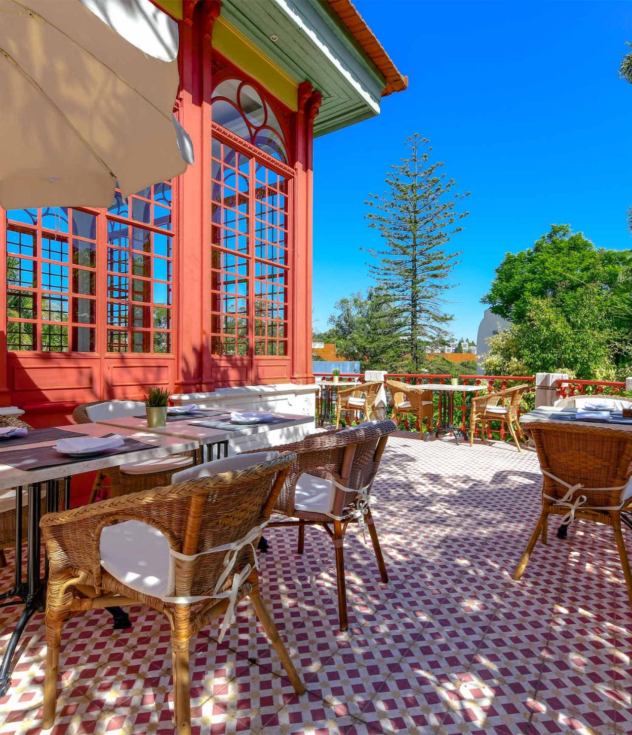 Le restaurant Casa do Lago, de l'hôtel 5 étoiles, Monument National, a terrasse avec tables, chaises et vue