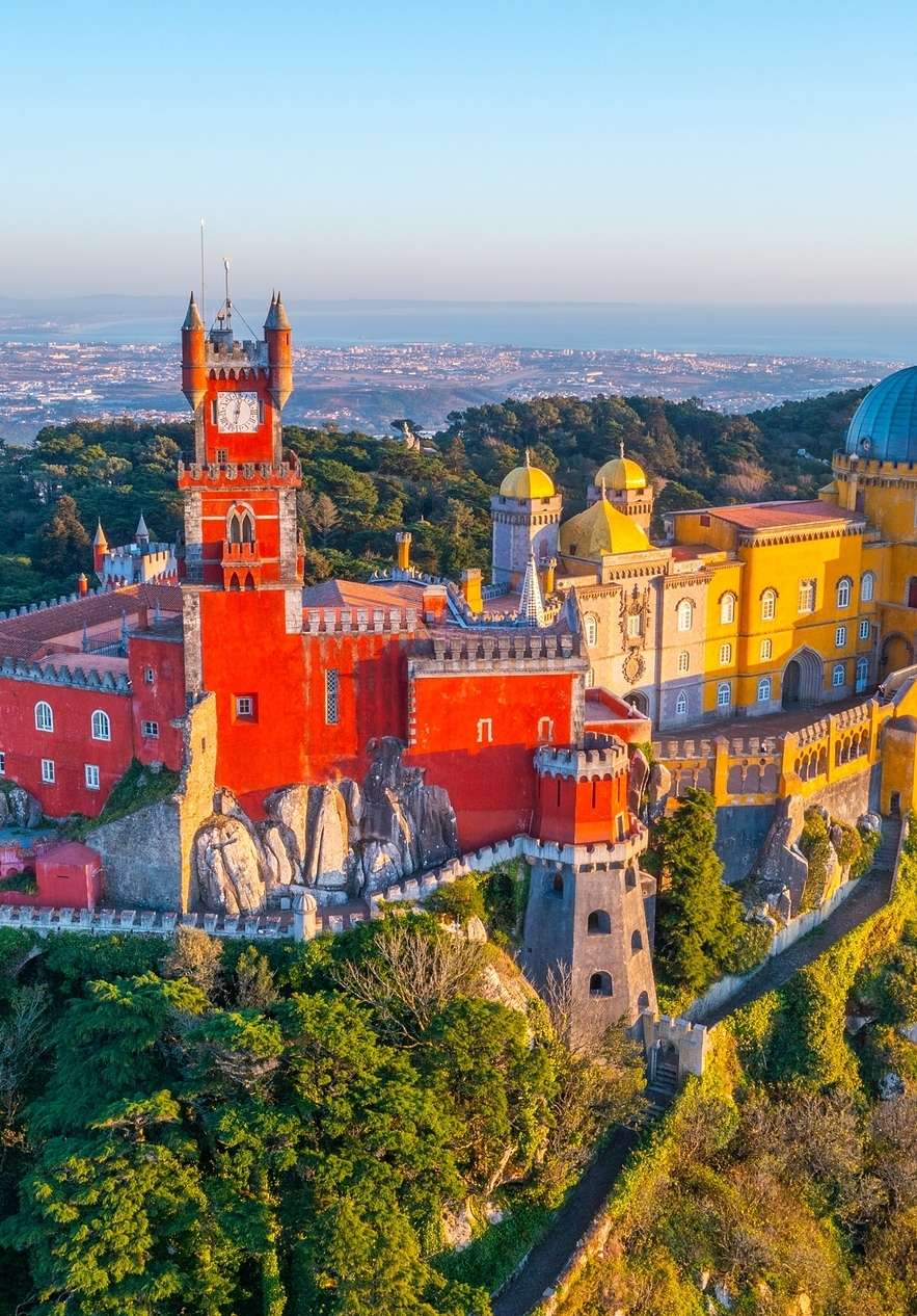 Vue panoramique du Palais de Pena à Sintra, connu pour son architecture éclectique et ses couleurs vives