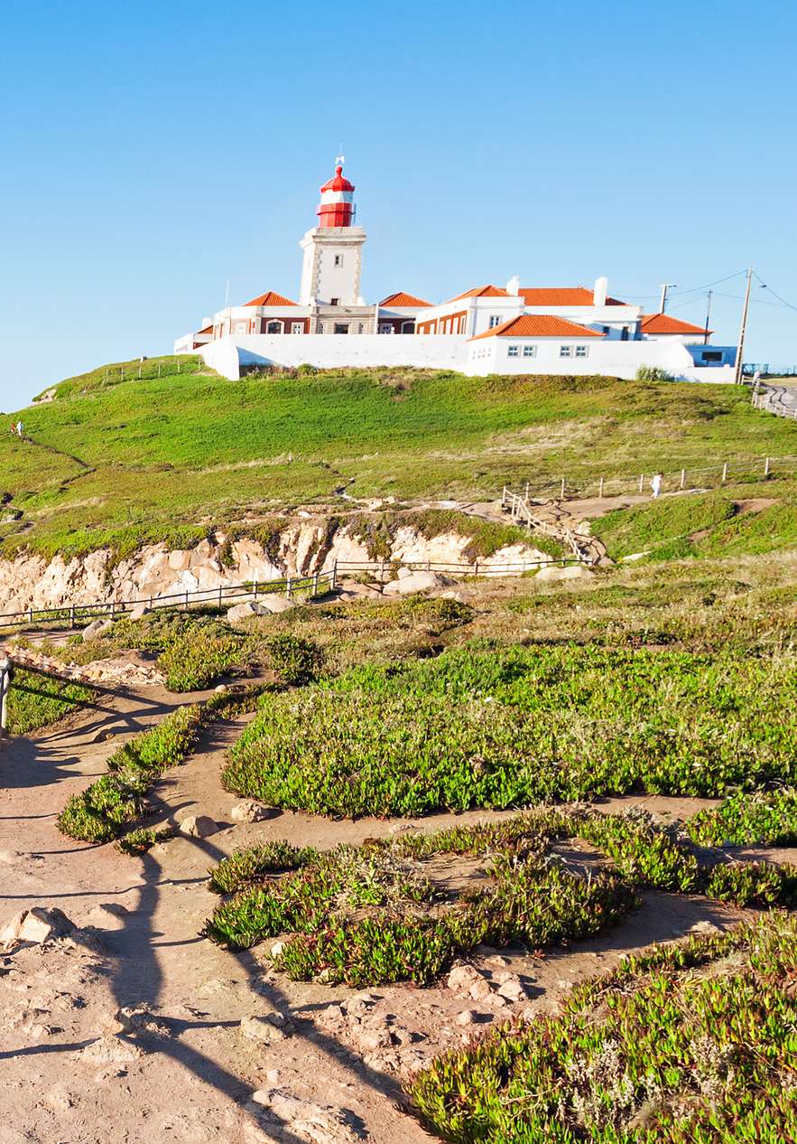 Au Cabo da Roca, dans le Parc National de Sintra-Cascais, vous pouvez parcourir les sentiers avec une vue panoramique