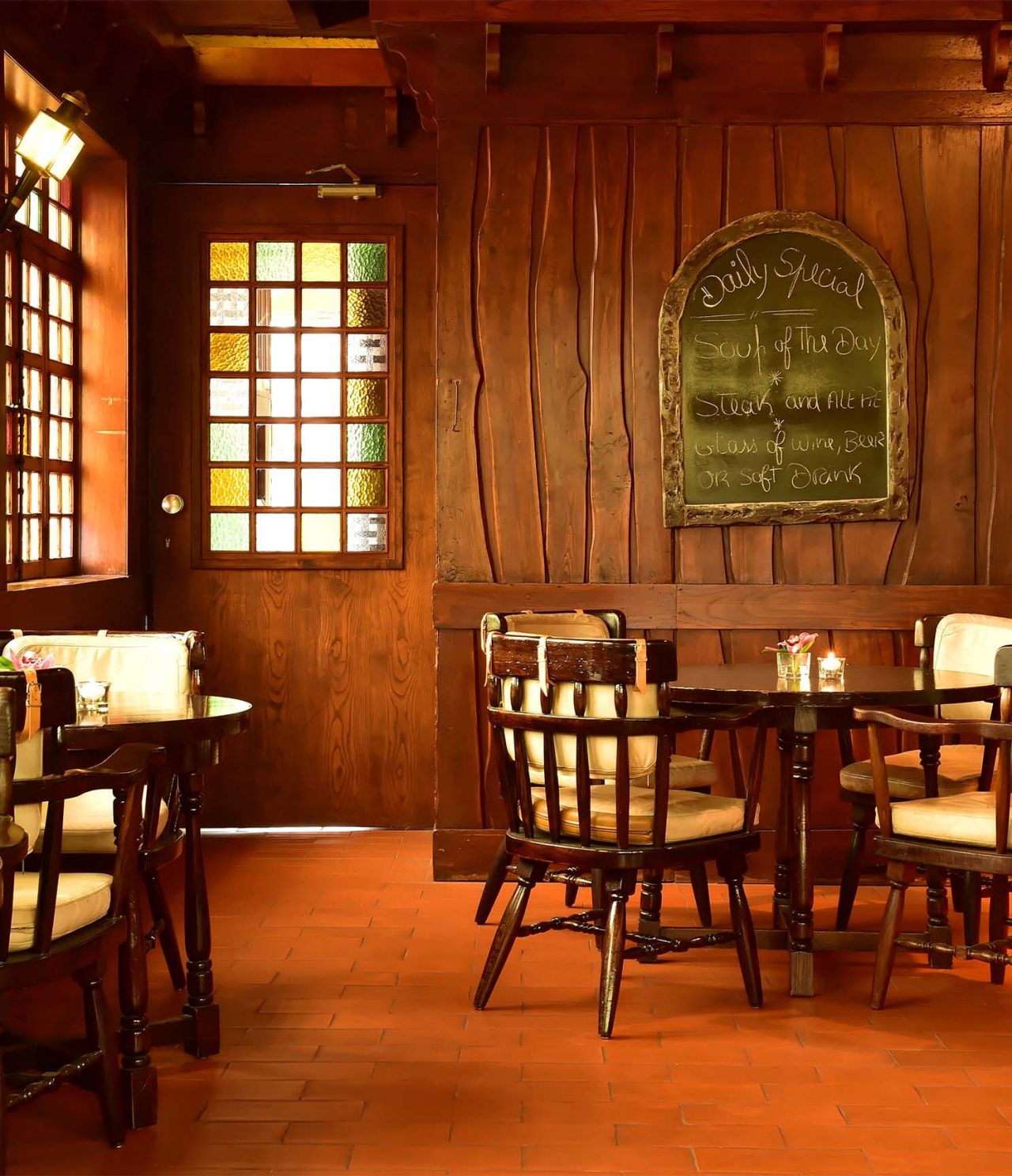 Le bar The Pub de l’hôtel 5 étoiles à Madère a un espace avec des chaises et des tables imitant un pub