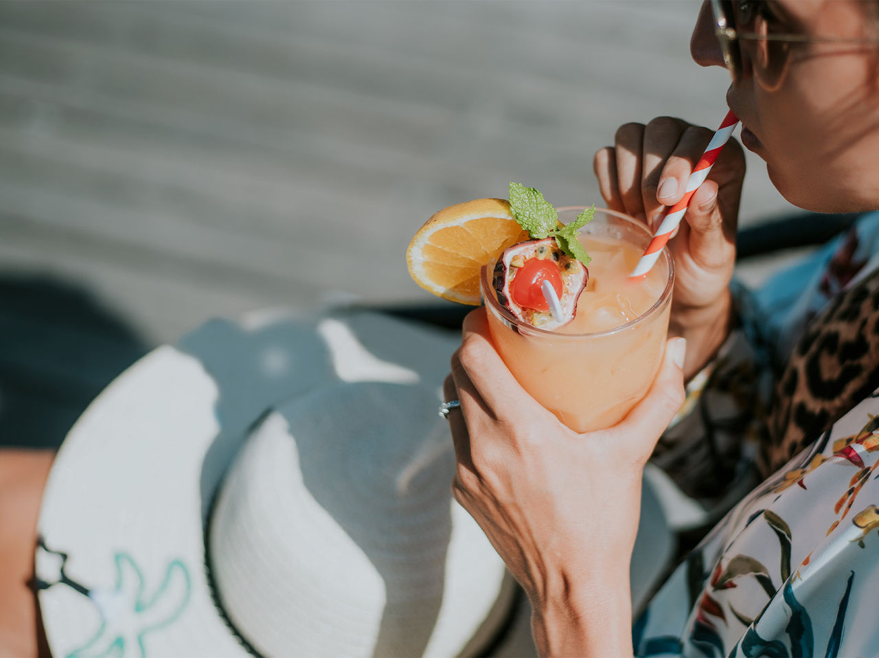 Le restaurant On de l’hôtel à Funchal, sur l’île de Madère, a un cocktail décoré avec maracujá, menthe et orange