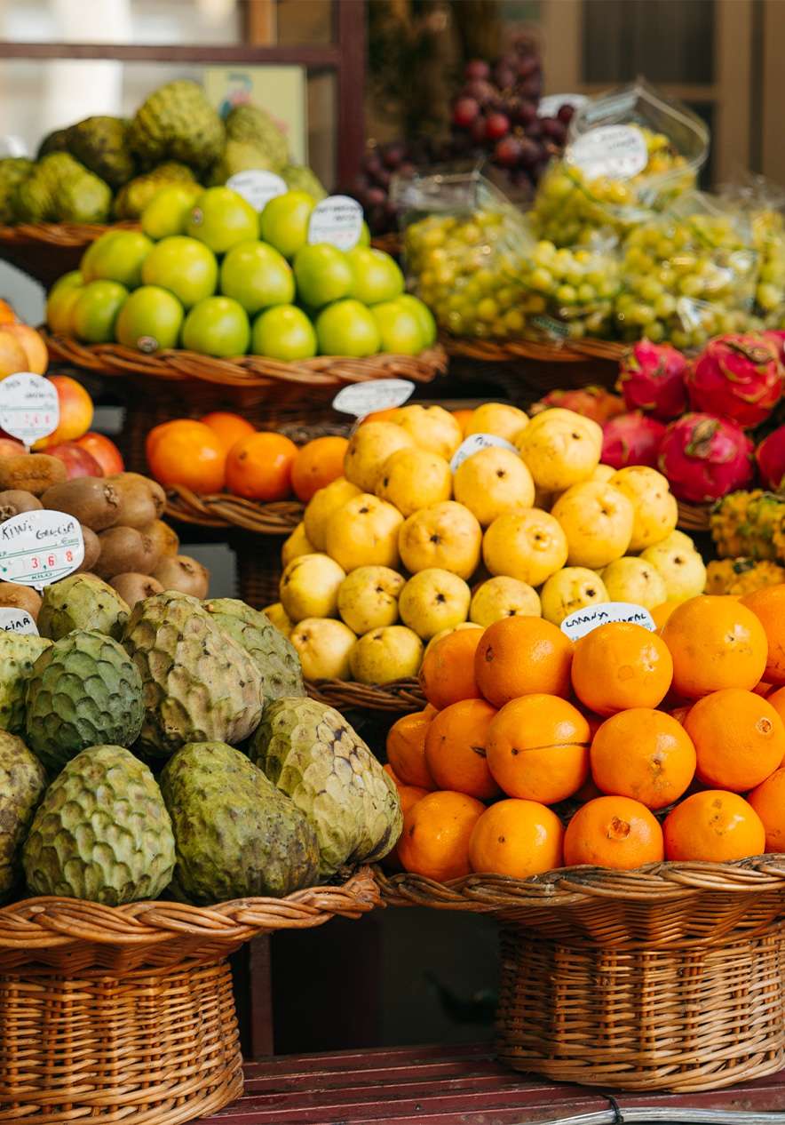 Paniers de fruits tropicaux colorés au marché des Lavradores, dans le centre historique de Funchal