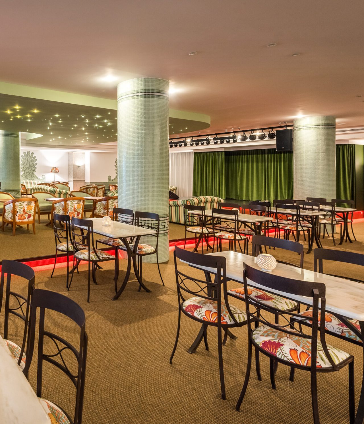 Le bar Primavera Bar & Lounge, de l'hôtel 5 étoiles à Funchal, a intérieur spacieux avec piliers verts et tables