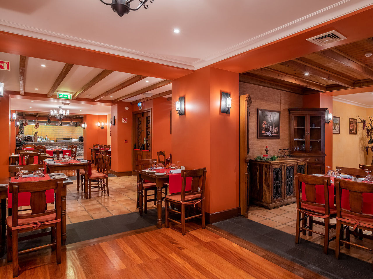 Le restaurant Adega Madeirense, de l'Hôtel Romantique au Funchal, Madeira, a déco ancienne et murs orange