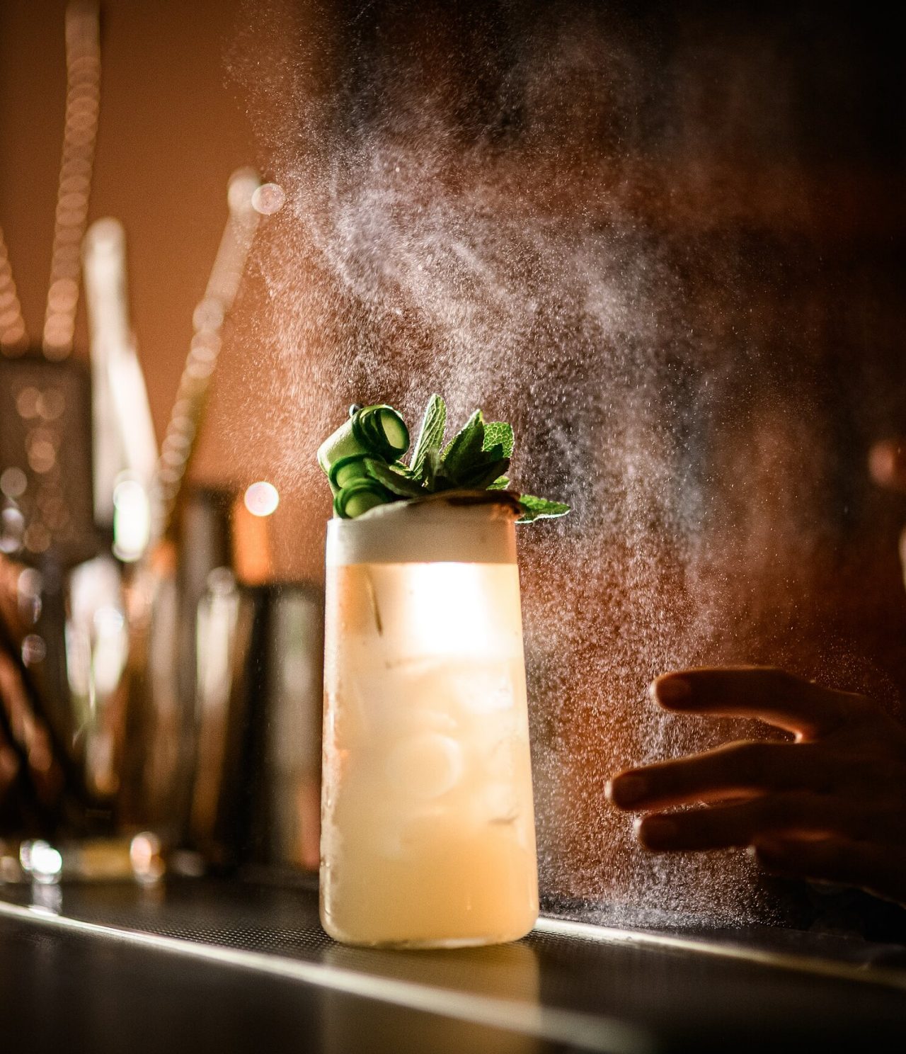 Le bar A Fonte, de l'Hôtel Romantique au Funchal, Madeira, propose cocktail jaune avec concombre et menthe