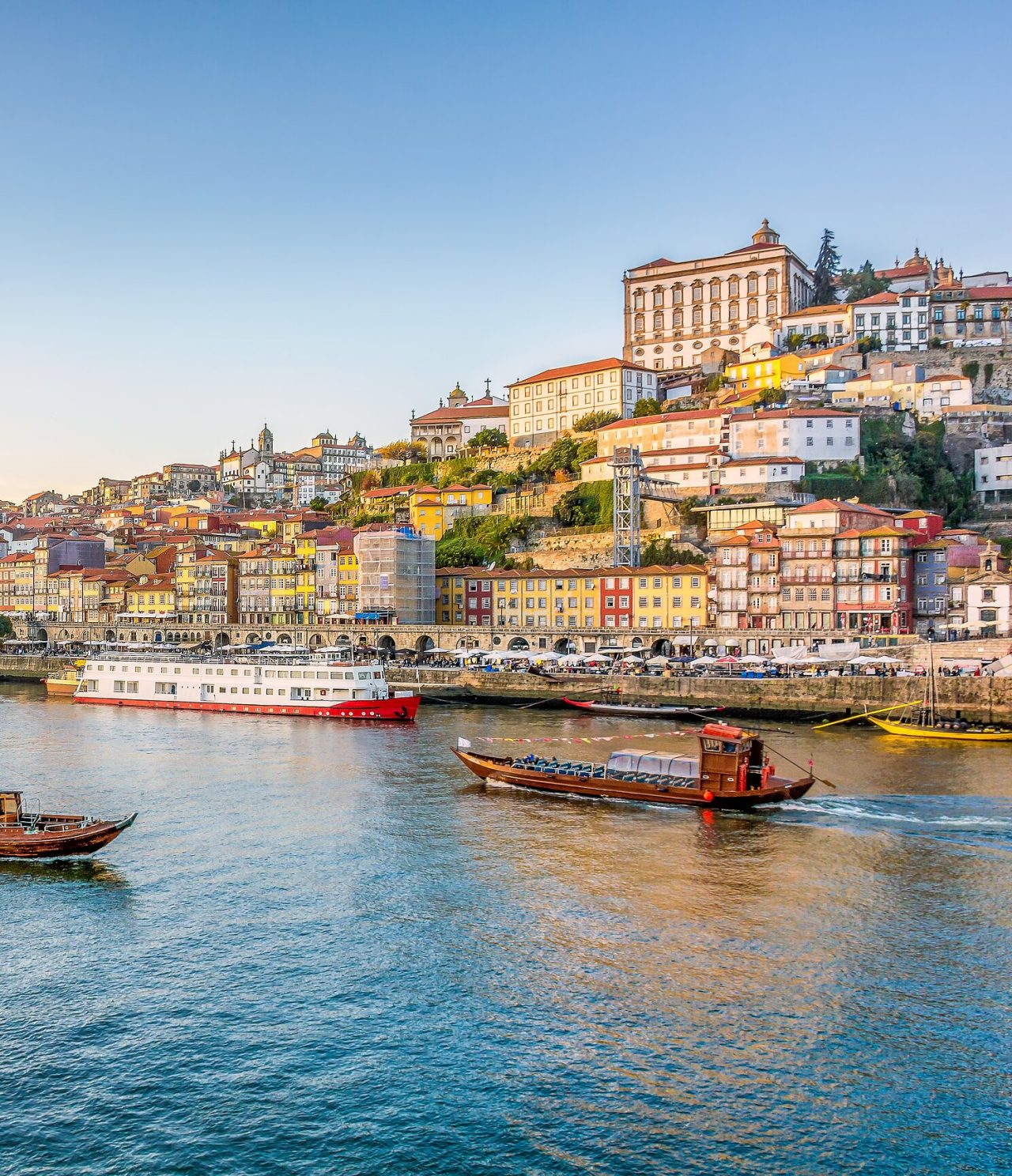 Vue panoramique de la Ribeira de Porto et du fleuve Douro, avec les bâtiments colorés de la ville de Porto en arrière-plan