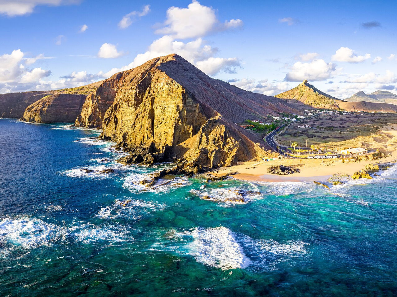 Paysage côtier luxuriant de Porto Santo, avec mer turquoise et plages de sable doré