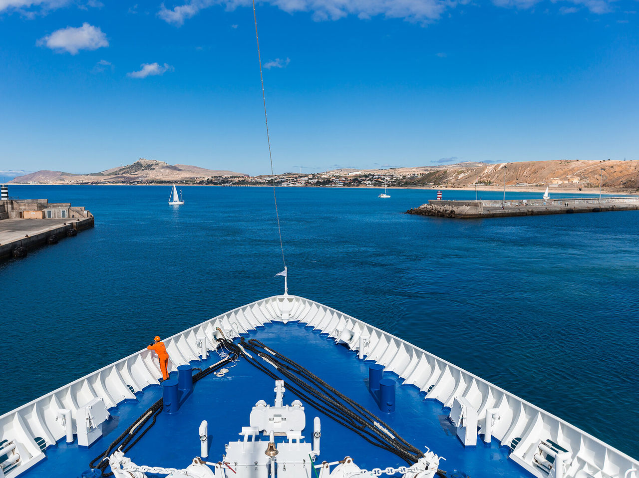 Proue d'un navire surplombant le port de Porto Santo, avec des montagnes et la mer en arrière-plan