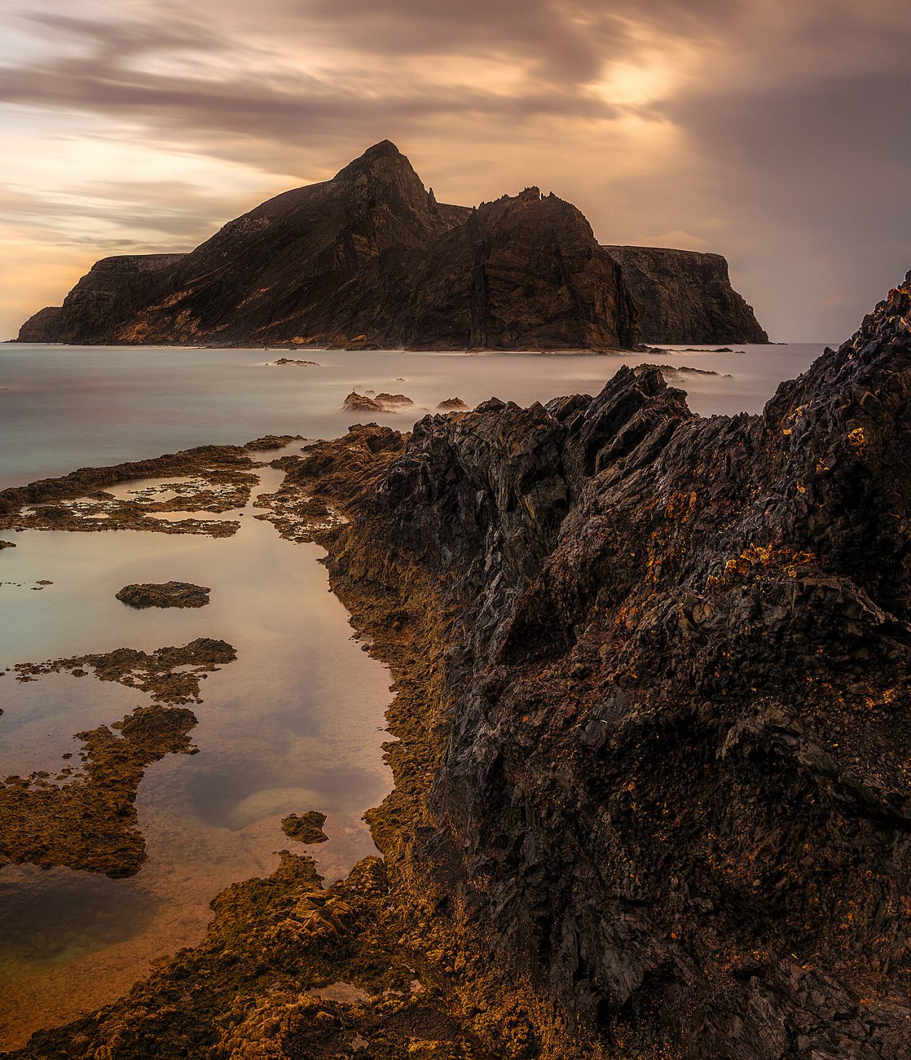 Vue de la côte rocheuse de l'île de Porto Santo, Madère, avec une île rocheuse en arrière-plan