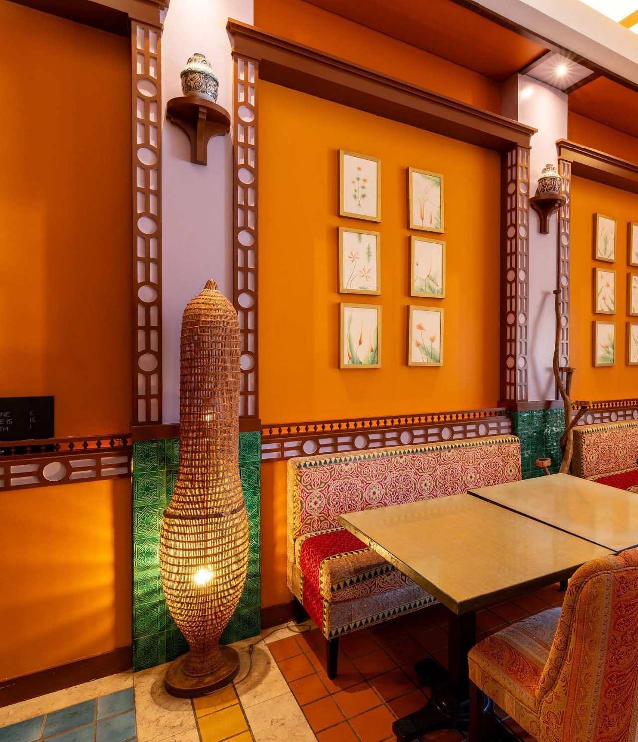 Le restaurant Arab Magrebe du Resort 5 étoiles à Porto Santo propose des tons chauds, des tables carrées et des chaises rembourrées.