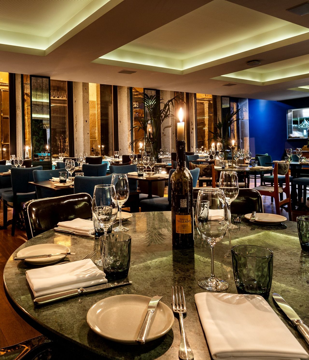 Le restaurant Rib Beef & Wine, de l'Hôtel 5 Étoiles au Centre de Porto, a tables rondes avec vaisselle et vin