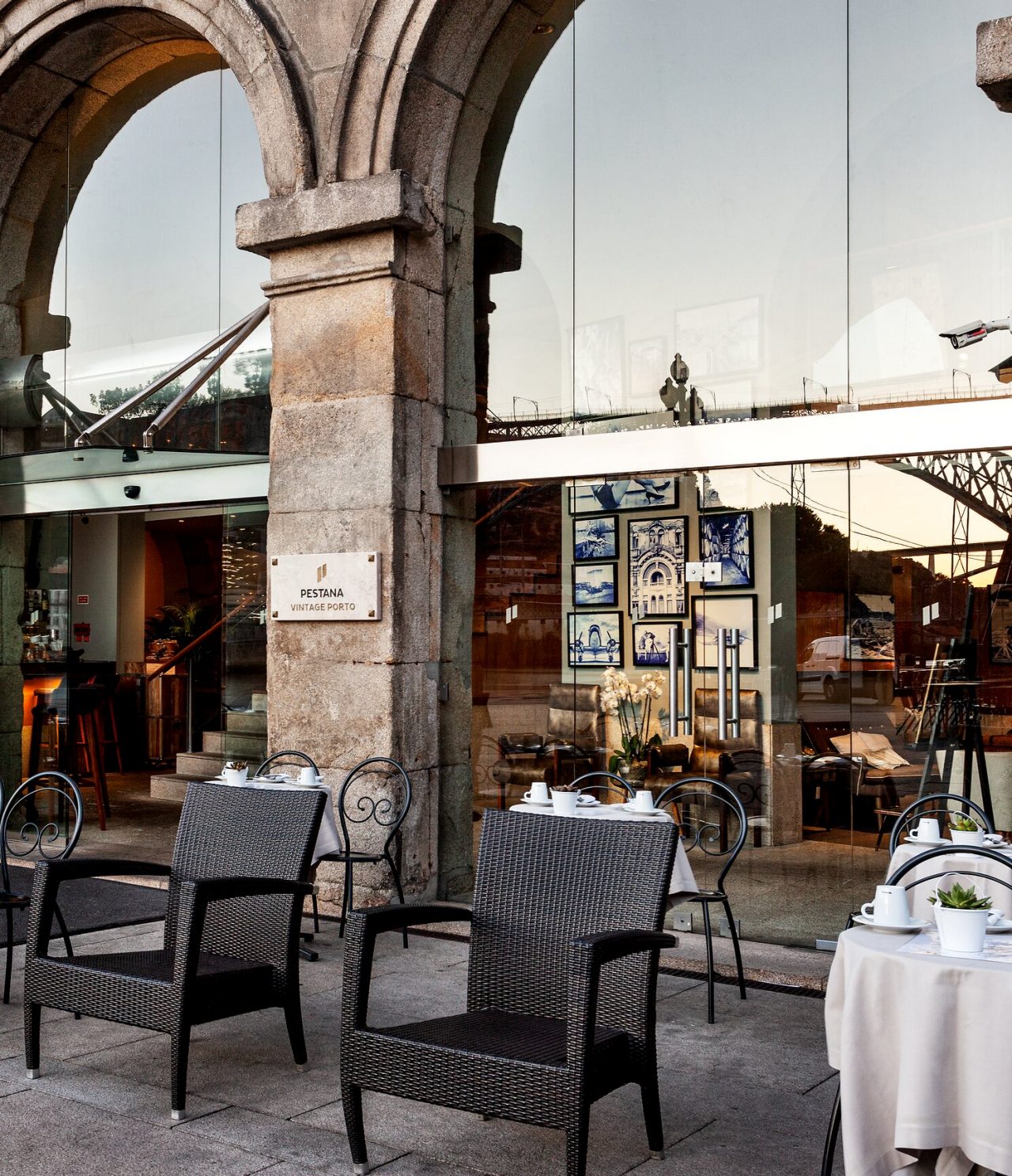 Le bar Heritage, de l'Hôtel 5 Étoiles au Centre de Porto, a terrasse avec tables et chaises noires